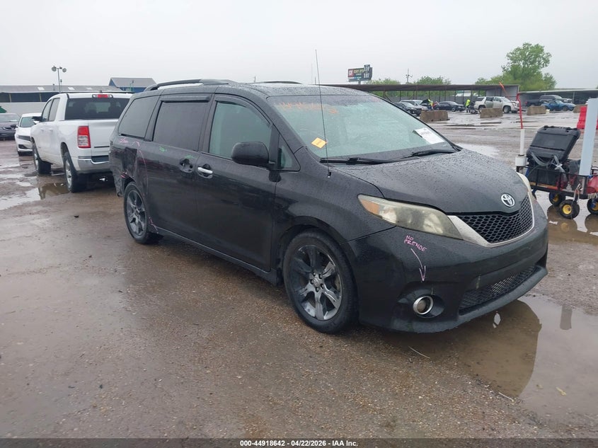 2014 TOYOTA SIENNA SE 8 PASSENGER