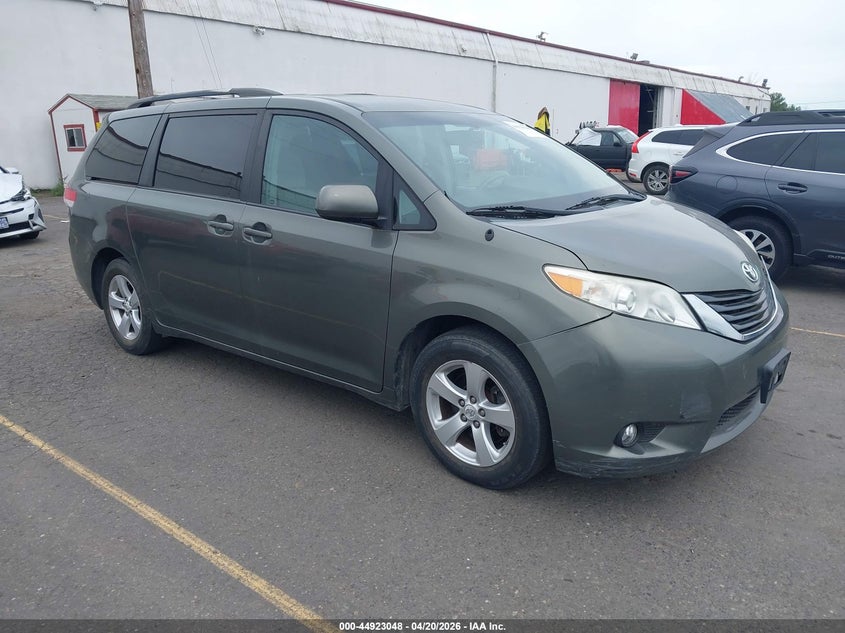 2012 Toyota Sienna Le V6 8 Passenger