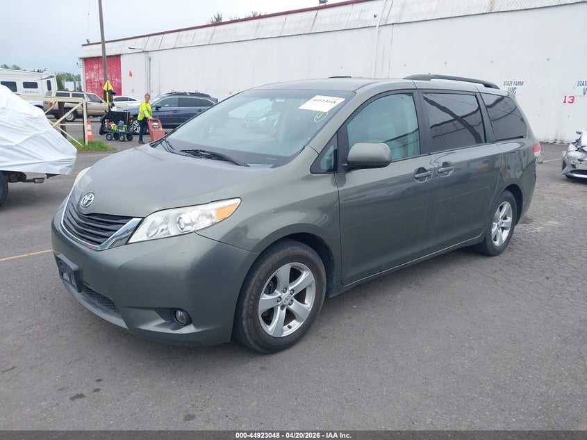 2012 Toyota Sienna Le V6 8 Passenger