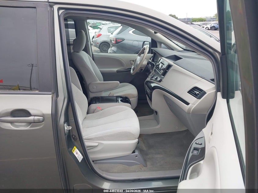 2012 Toyota Sienna Le V6 8 Passenger