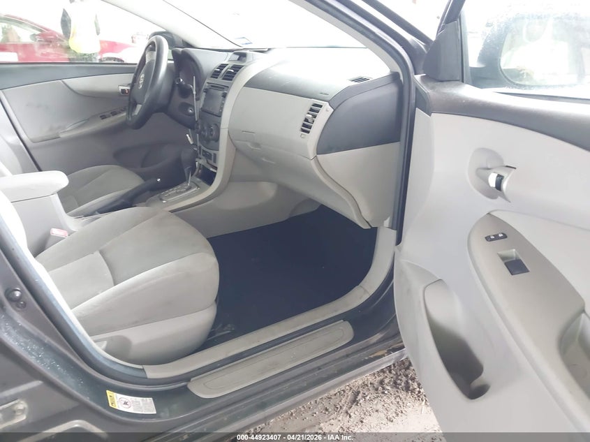2013 TOYOTA COROLLA auction photo 5