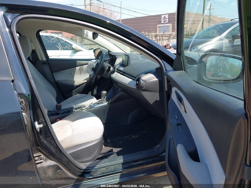 VIN 3MYDLBYV3KY506887 2019 TOYOTA YARIS LE