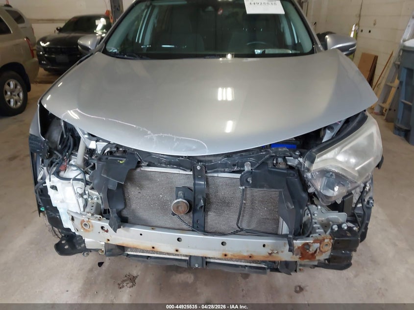 VIN 2T3RFREV8JW703552 2018 TOYOTA RAV4 XLE