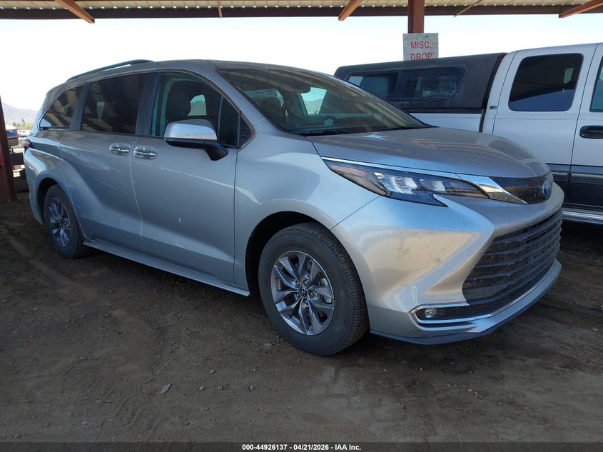 TOYOTA SIENNA XLE 2024