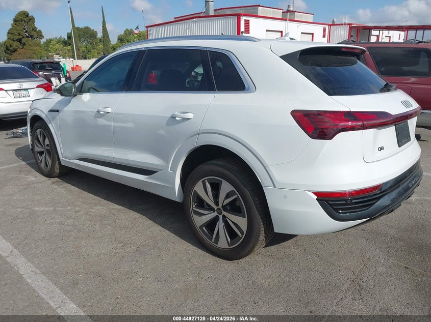 Vin: wa15aage2rb008817, lot: 45424507, audi q8 e-tron premium plus quattro 20243
