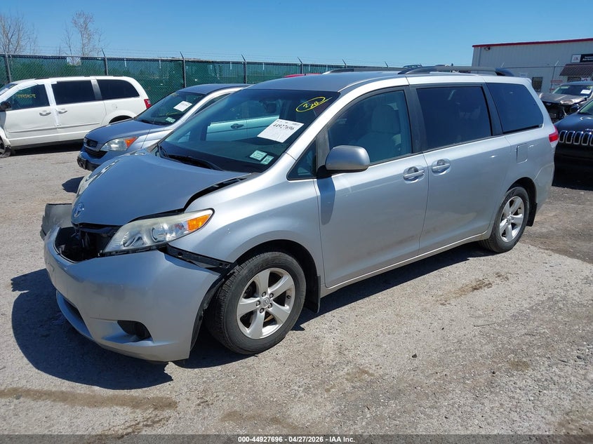 2014 TOYOTA SIENNA auction photo 2