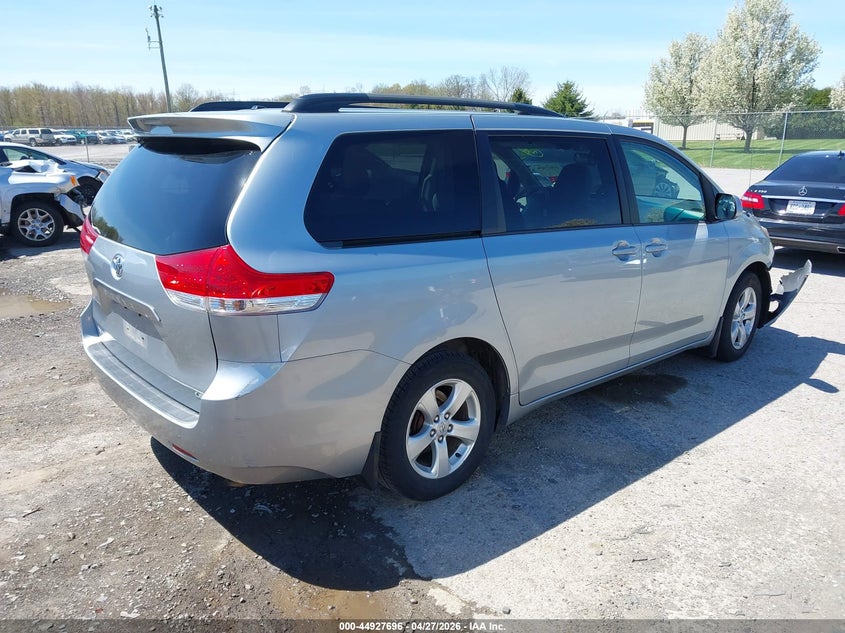 2014 TOYOTA SIENNA auction photo 4