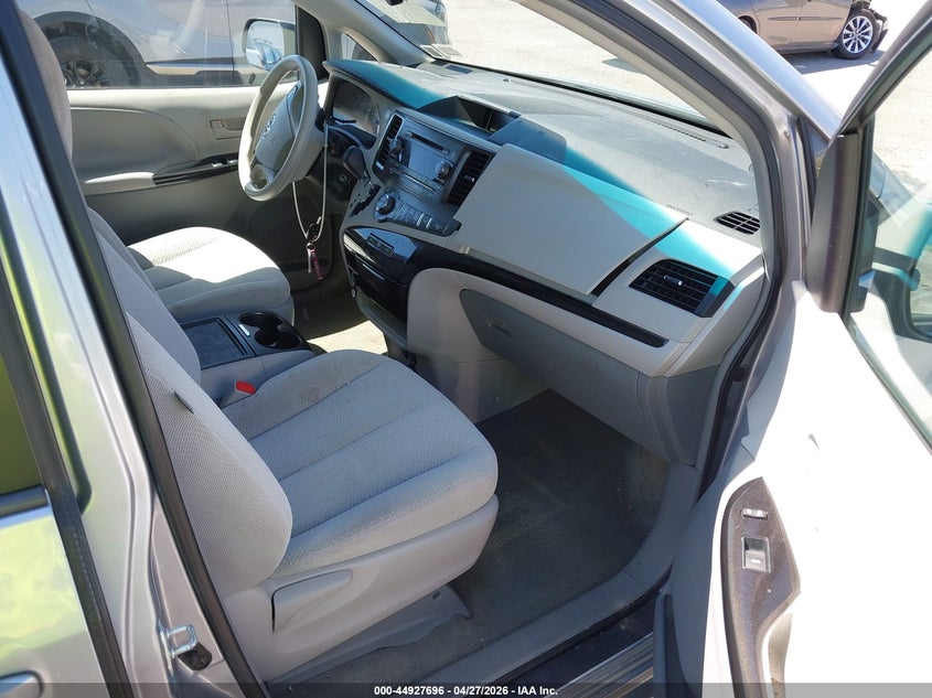 2014 TOYOTA SIENNA auction photo 5