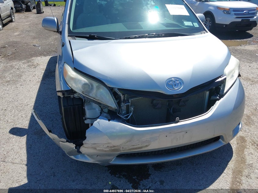 2014 TOYOTA SIENNA auction photo 6