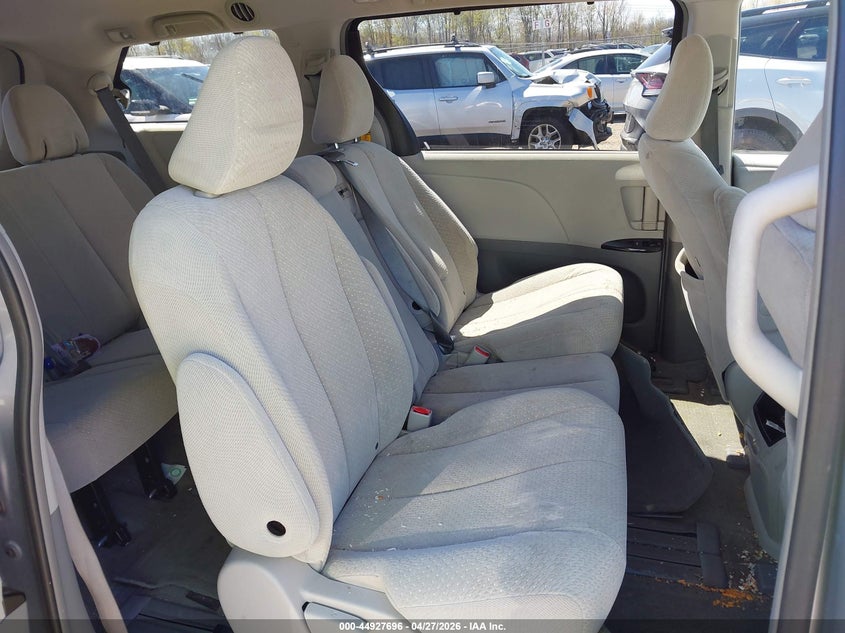 2014 TOYOTA SIENNA auction photo 8