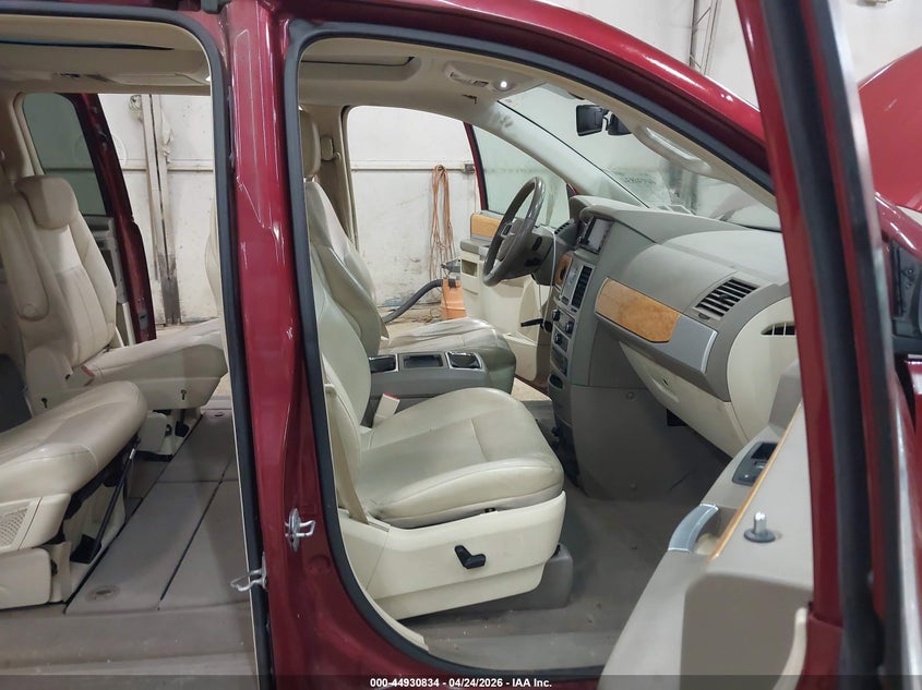 2010 Chrysler Town & Country New Limited