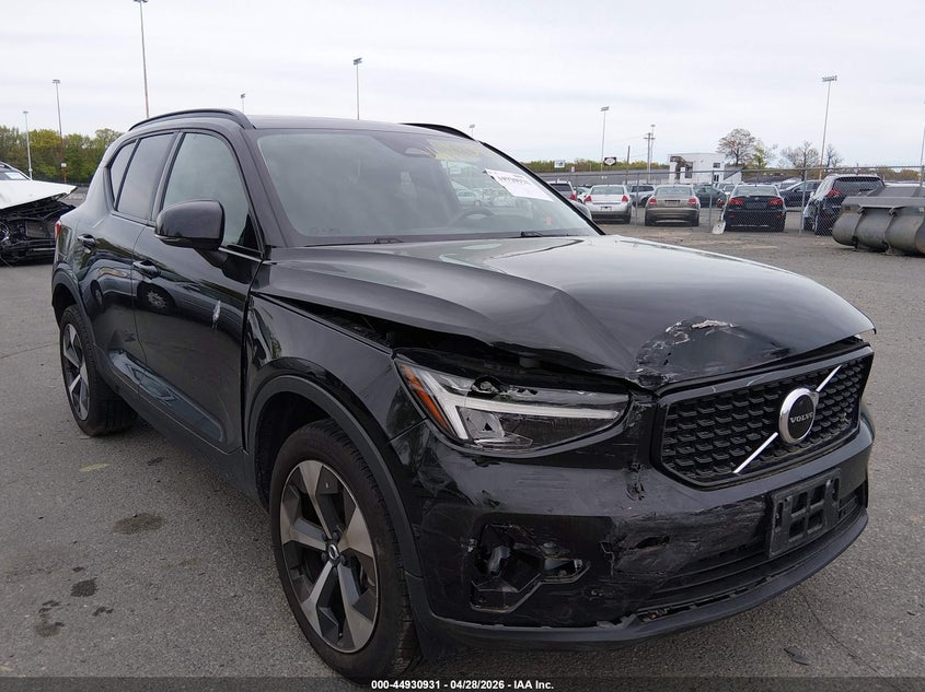 2024 VOLVO XC40 B5 CORE DARK THEME