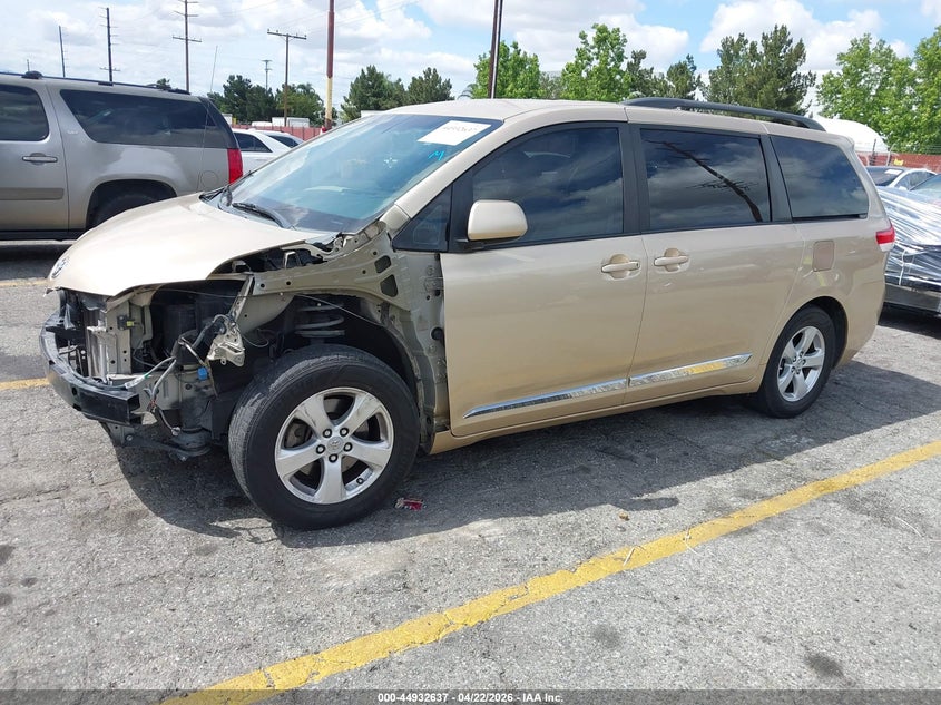 2012 Toyota Sienna Le V6 8 Passenger