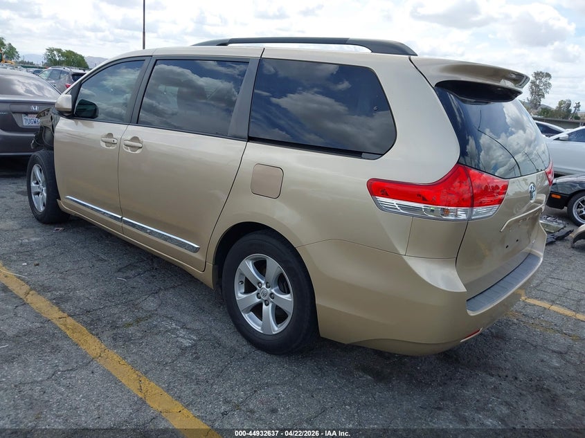 2012 Toyota Sienna Le V6 8 Passenger