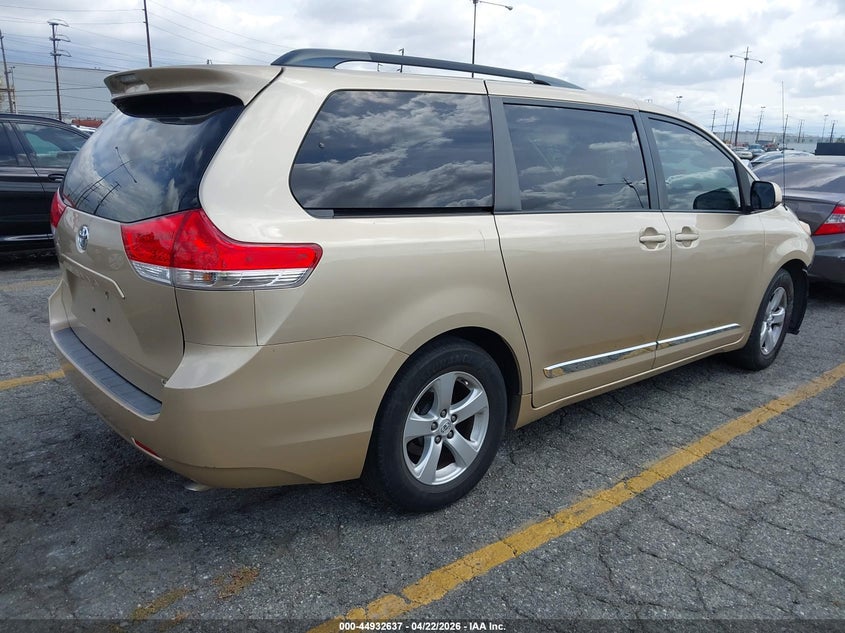 2012 Toyota Sienna Le V6 8 Passenger