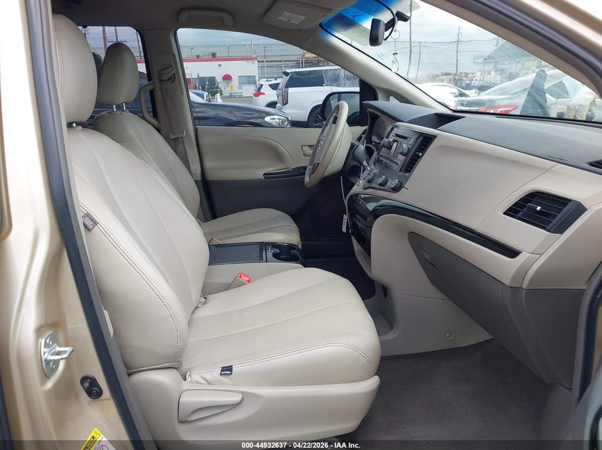 2012 Toyota Sienna Le V6 8 Passenger