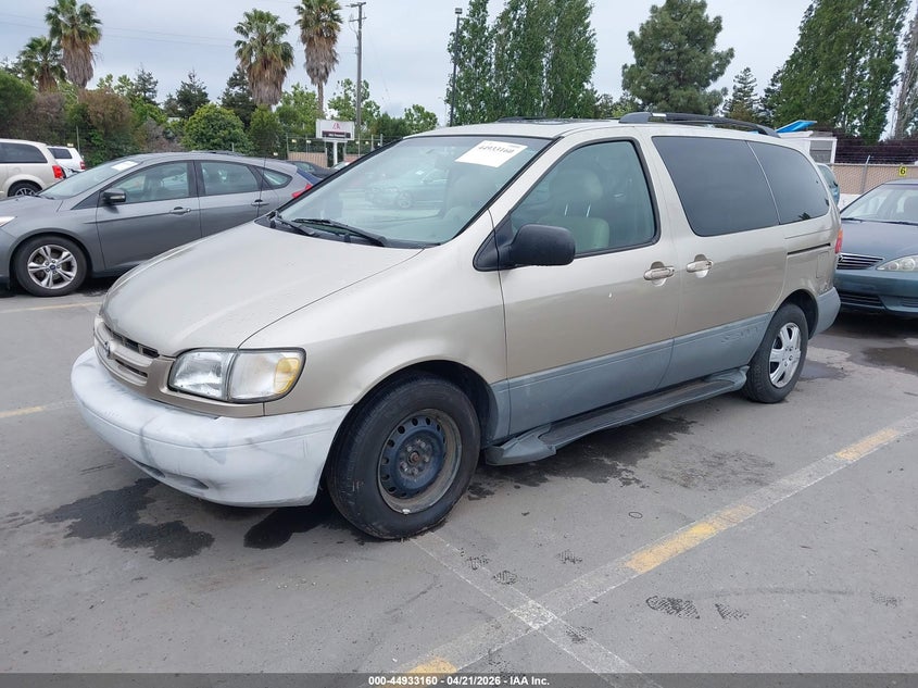 2000 Toyota Sienna Le