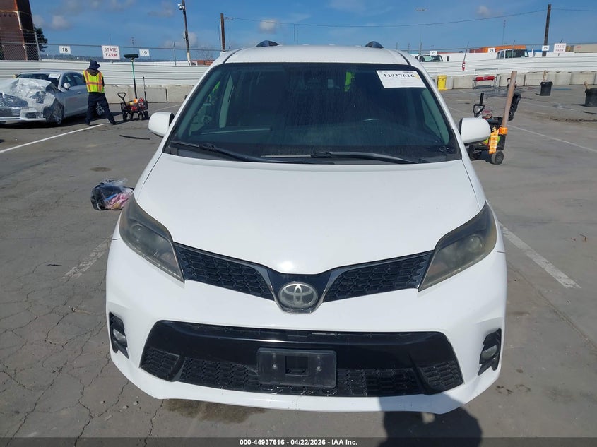 VIN: 5TDXZ3DC7JS956035 2018 TOYOTA SIENNA SE 8 PASSENGER