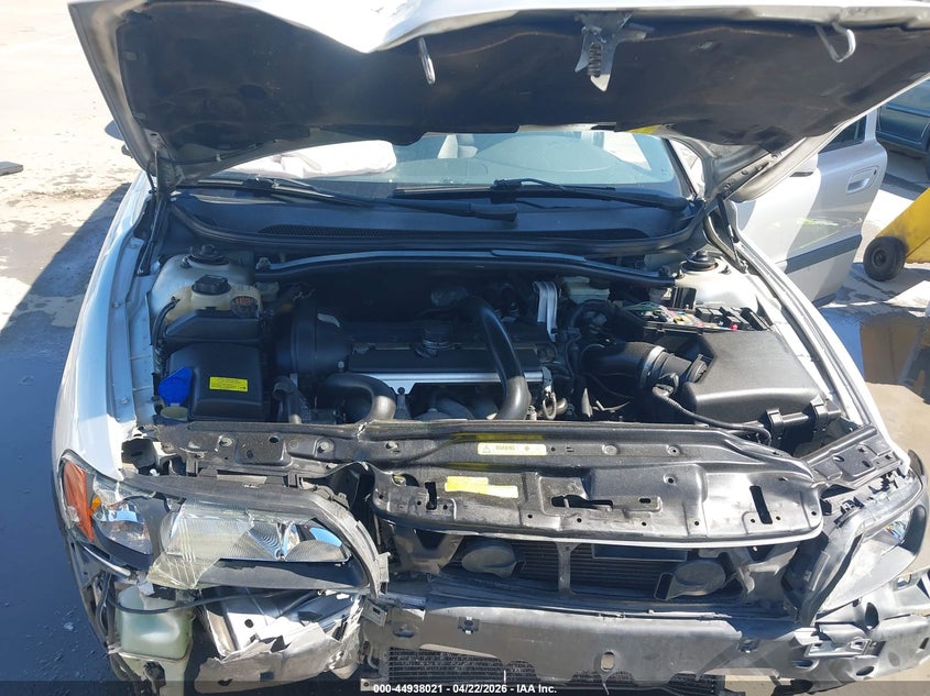 2004 Volvo V70 2.5T VIN: YV1SW59V042425533 Lot: 44938021