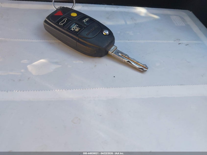 2004 Volvo V70 2.5T VIN: YV1SW59V042425533 Lot: 44938021