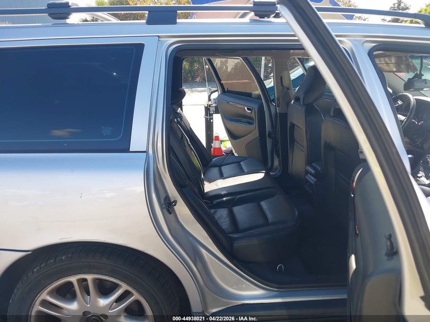 2004 Volvo V70 2.5T VIN: YV1SW59V042425533 Lot: 44938021