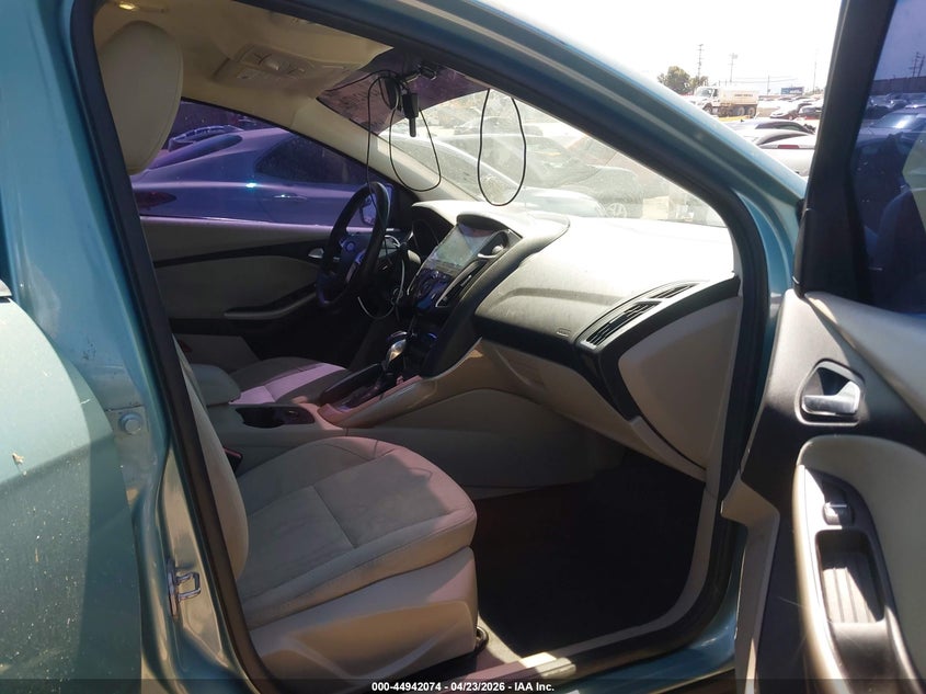 1FAHP3M27CL239744 2012 Ford Focus 2.0 Sel green