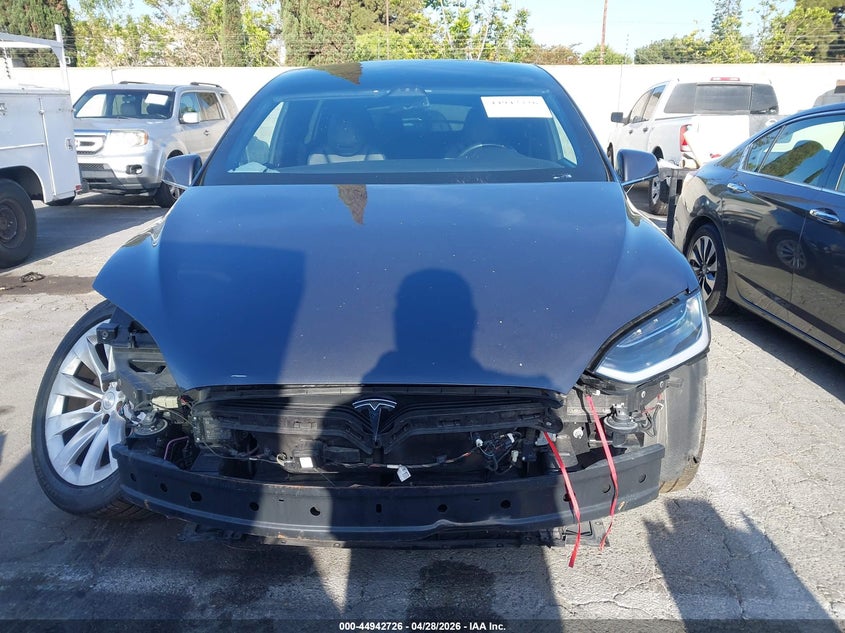 2018 Tesla Model X 100D/75D/P100D VIN: 5YJXCBE28JF104668 Lot: 44942726