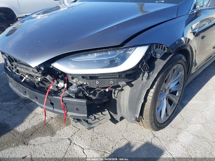 2018 Tesla Model X 100D/75D/P100D VIN: 5YJXCBE28JF104668 Lot: 44942726