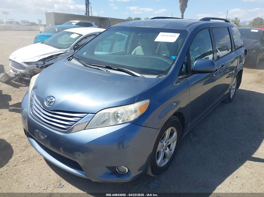 2015 TOYOTA SIENNA auction photo 2
