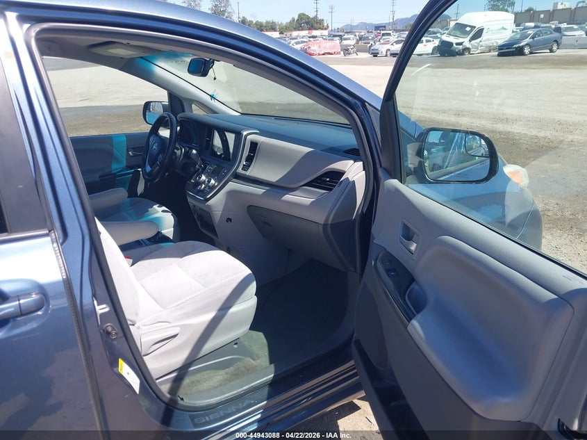 2015 TOYOTA SIENNA auction photo 5