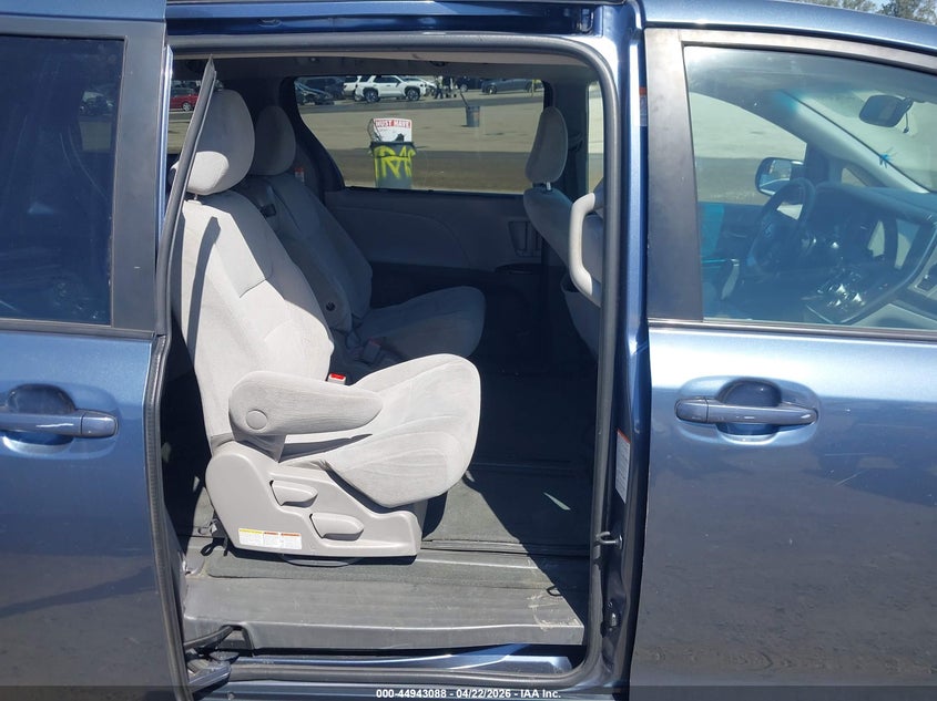 2015 TOYOTA SIENNA auction photo 8