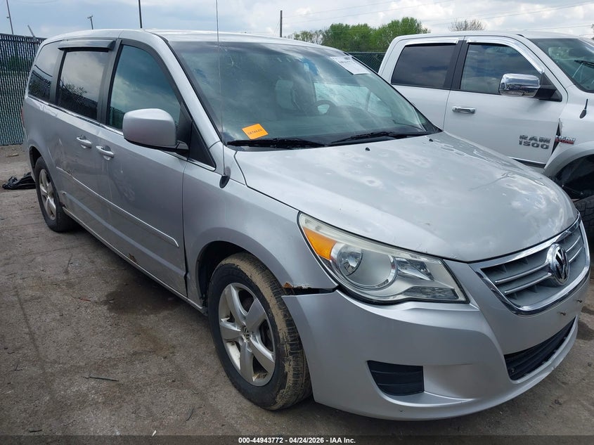 2010 Volkswagen Routan Se