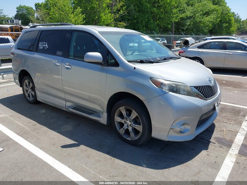 2014 Toyota Sienna Se 8 Passenger