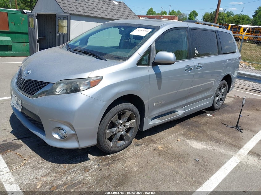 2014 Toyota Sienna Se 8 Passenger
