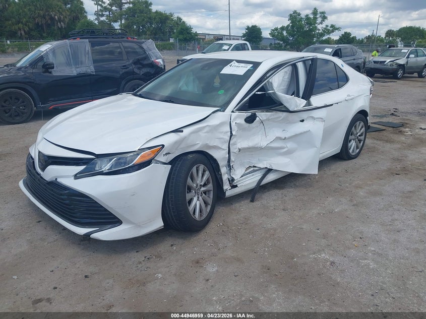 2018 Toyota Camry Le 4T1B11HKXJU652177 photo 1