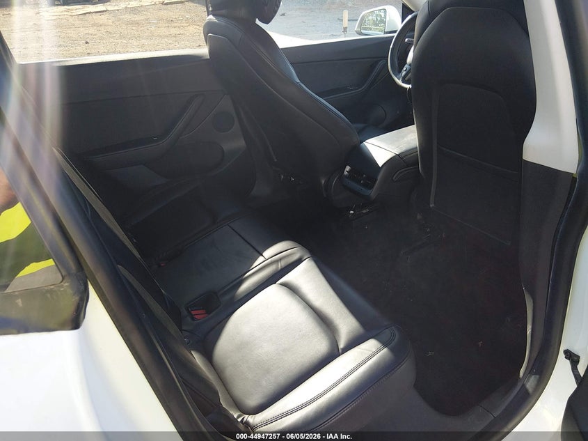 2021 Tesla Model Y Standard Range Rear-Wheel Drive VIN: 5YJYGDED8MF109556 Lot: 44947257