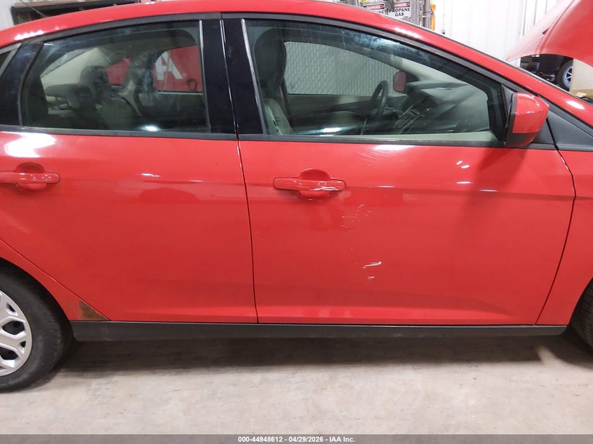 1FAHP3F20CL279872 2012 Ford Focus 2.0 Se red