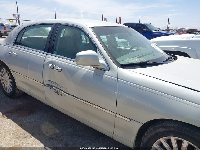 2005 Lincoln Town Car Signature VIN: 1LNHM81W75Y667533 Lot: 44950235