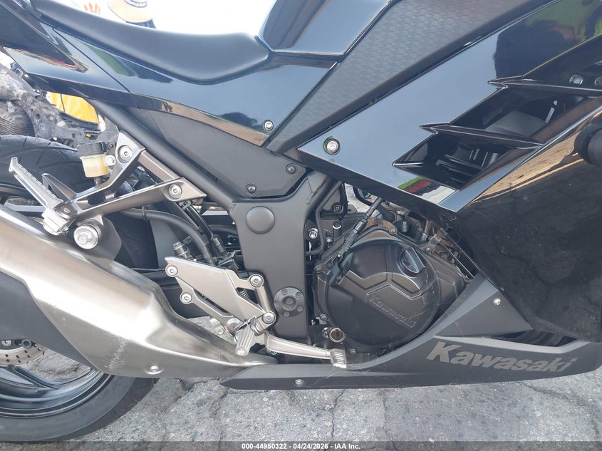 2014 Kawasaki Ninja 300 VIN: LOT-1-44950322 Lot: 44950322