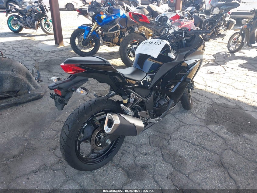 2014 Kawasaki Ninja 300 VIN: LOT-1-44950322 Lot: 44950322