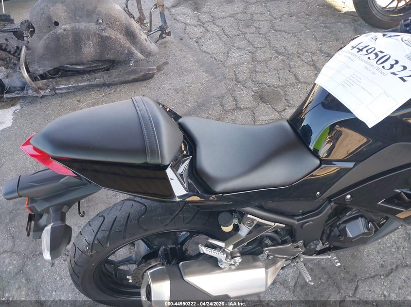 2014 Kawasaki Ninja 300 VIN: LOT-1-44950322 Lot: 44950322