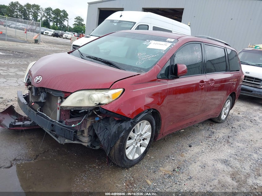 2013 TOYOTA SIENNA auction photo 2