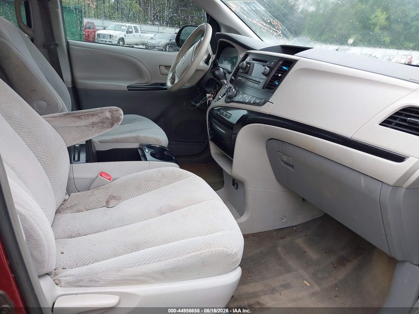 2013 TOYOTA SIENNA auction photo 5