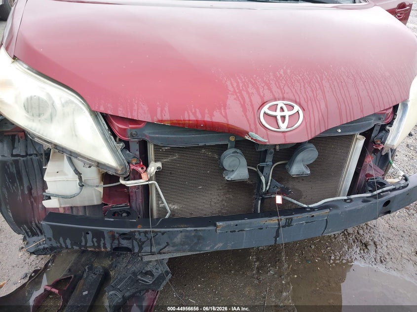 2013 TOYOTA SIENNA auction photo 6
