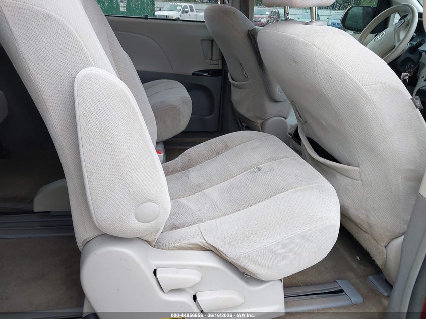 2013 TOYOTA SIENNA auction photo 8