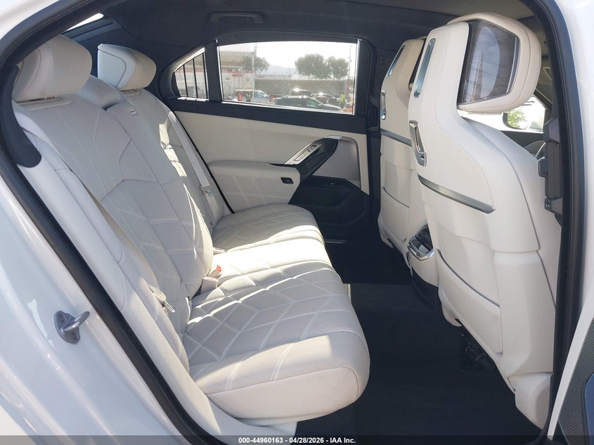 2025 BMW I7 auction photo 8