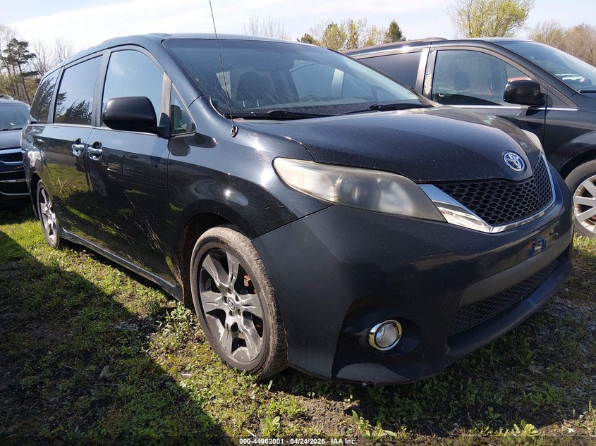 2013 Toyota Sienna Se 8 Passenger