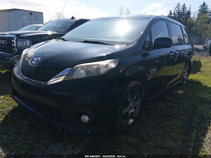 2013 Toyota Sienna Se 8 Passenger