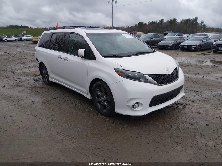 2015 TOYOTA SIENNA auction photo 1