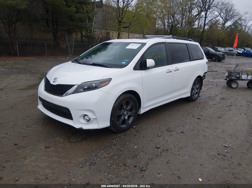 2015 TOYOTA SIENNA auction photo 2